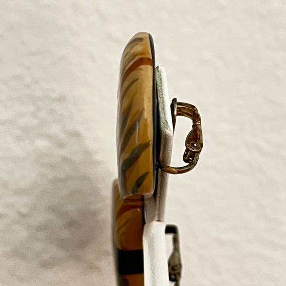 80s Artisan Round/ triangular wood Clip Earrings - Green, yellow, and grey - Picture 5 of 8